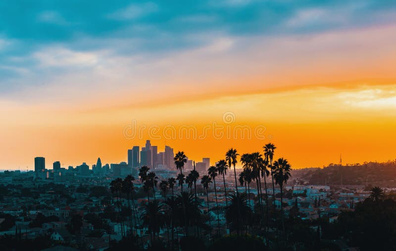 Im Stadtzentrum gelegene Los Angeles-Skyline bei Sonnenuntergang stockfoto Im Stadtzentrum gelegene Los Angeles-Skyline bei Sonnenuntergang stockfoto