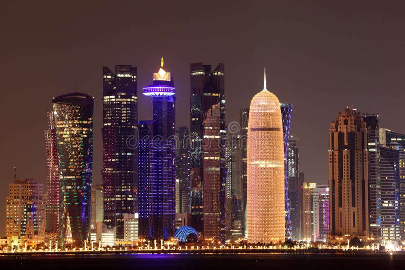 Im Stadtzentrum gelegene Skyline Dohas nachts stockbild Im Stadtzentrum gelegene Skyline Dohas nachts stockbild