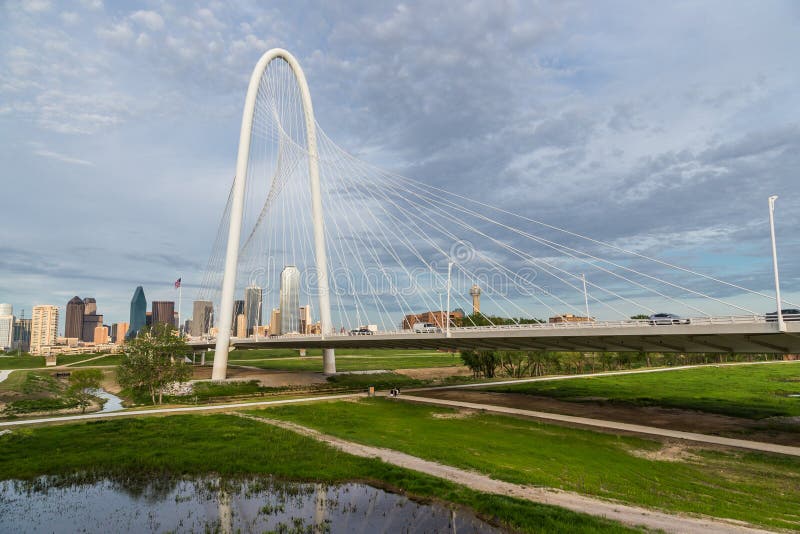 Im Stadtzentrum gelegene Skyline Margaret Hunt Hill Bridges und Dallas lizenzfreie stockfotografie Im Stadtzentrum gelegene Skyline Margaret Hunt Hill Bridges und Dallas lizenzfreie stockfotografie