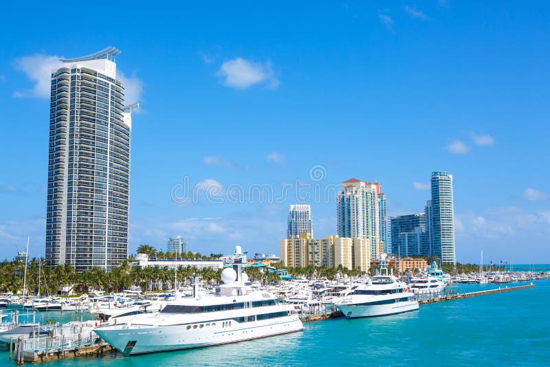 Im Stadtzentrum gelegene Skyline Miamis, Florida, USA Geb?ude, Ozeanstrand und blauer Himmel Sch?ne Stadt von den Vereinigten Sta stockbild Im Stadtzentrum gelegene Skyline Miamis, Florida, USA Geb?ude, Ozeanstrand und blauer Himmel Sch?ne Stadt von den Vereinigten Sta stockbild