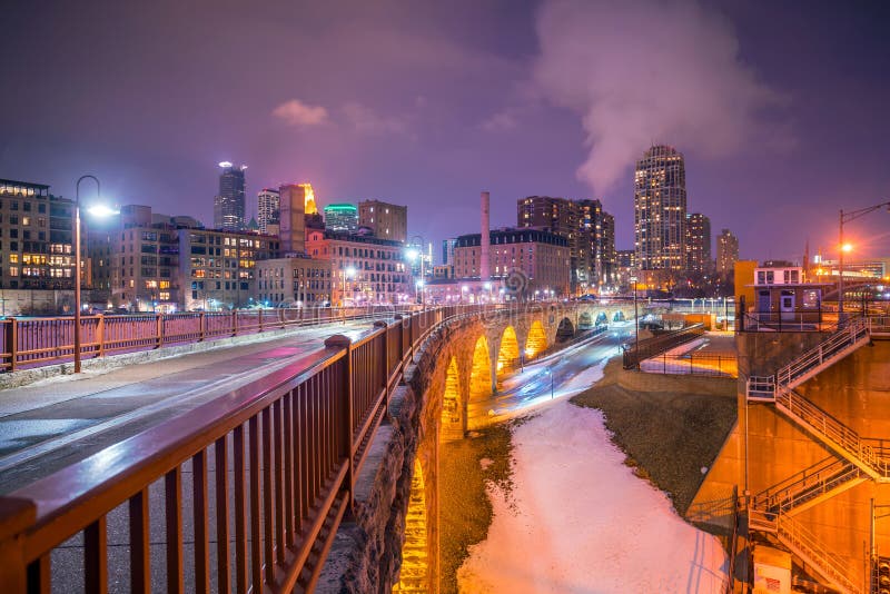 Im Stadtzentrum gelegene Skyline Minneapolis in Minnesota, USA lizenzfreie stockfotos Im Stadtzentrum gelegene Skyline Minneapolis in Minnesota, USA lizenzfreie stockfotos