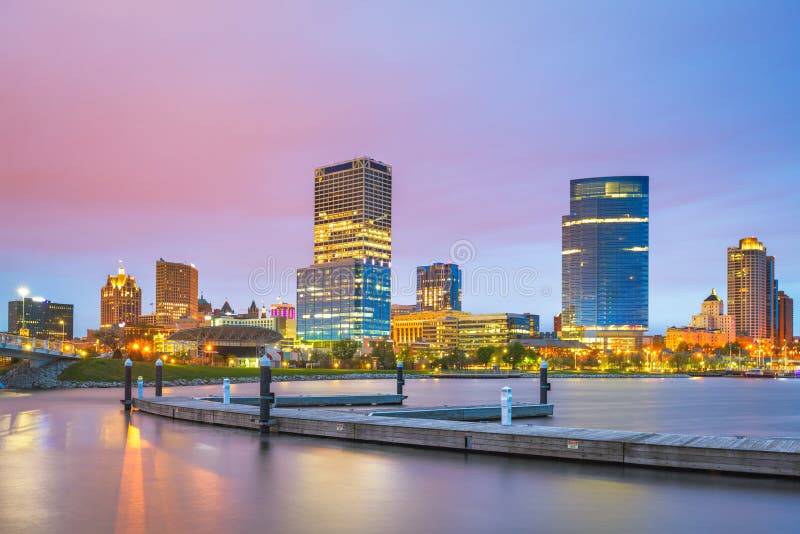 Im Stadtzentrum gelegene Stadtskyline Milwaukee, Wisconsin, USA auf Michigansee stockbild Im Stadtzentrum gelegene Stadtskyline Milwaukee, Wisconsin, USA auf Michigansee stockbild