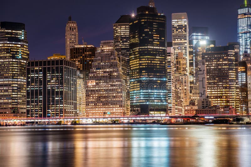 Im Stadtzentrum gelegene Wolkenkratzerskyline New York City Manhattan nachts lizenzfreie stockfotografie Im Stadtzentrum gelegene Wolkenkratzerskyline New York City Manhattan nachts lizenzfreie stockfotografie