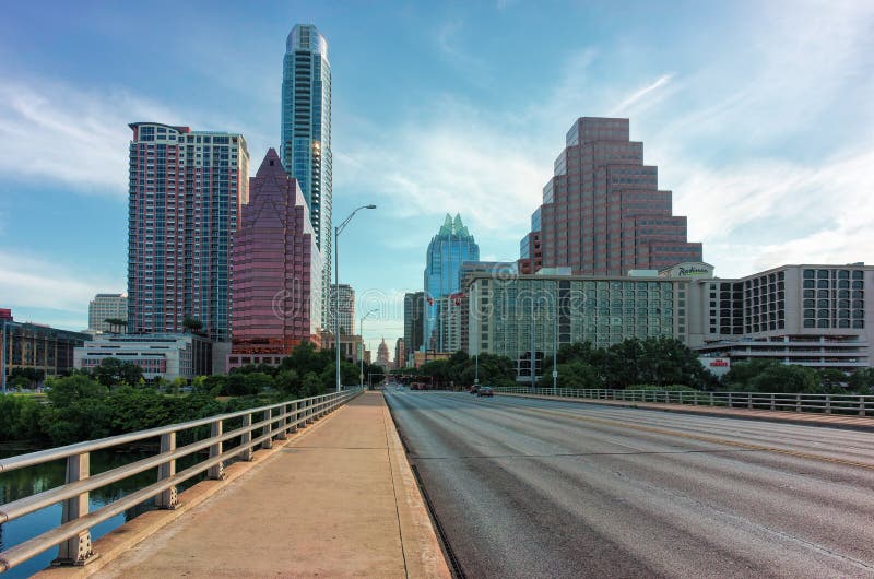 Im Stadtzentrum gelegenes Austin mit Kapitol-Gebäude lizenzfreie stockfotos Im Stadtzentrum gelegenes Austin mit Kapitol-Gebäude lizenzfreie stockfotos