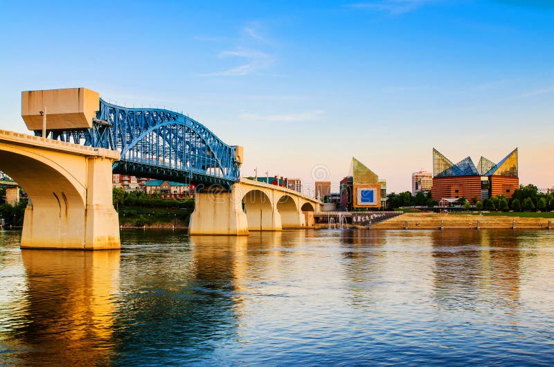 Im Stadtzentrum gelegenes Chattanooga, Tennessee an der Dämmerung lizenzfreie stockbilder Im Stadtzentrum gelegenes Chattanooga, Tennessee an der Dämmerung lizenzfreie stockbilder