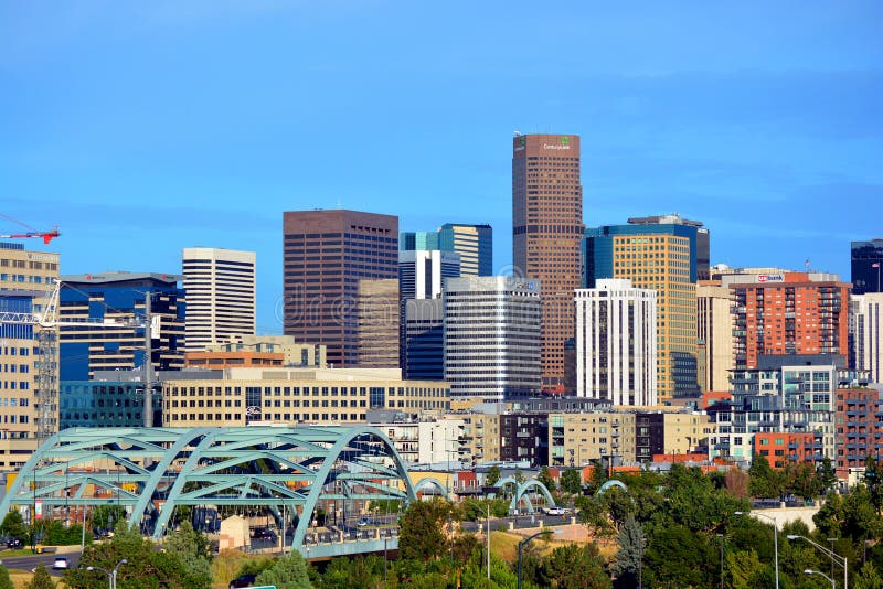 Im Stadtzentrum gelegenes Denver, Colorado-Wolkenkratzer mit Zusammenströmen-Park und t