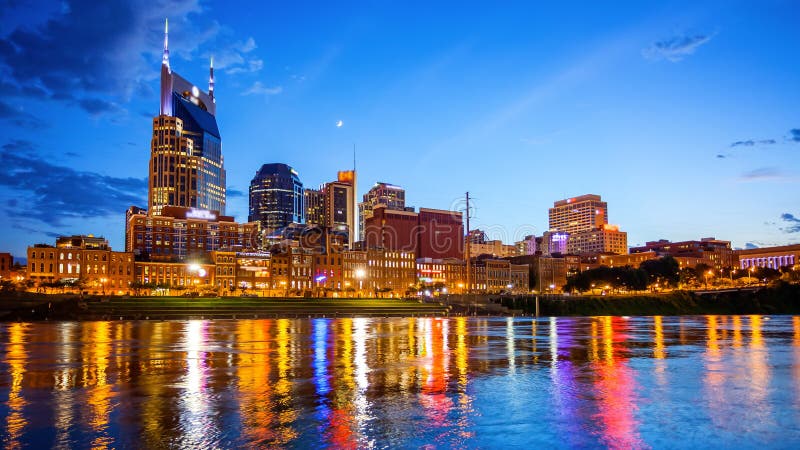 Im Stadtzentrum gelegenes Nashville, Tennessee Cityscape Skyline Across The Cumbe stockbilder Im Stadtzentrum gelegenes Nashville, Tennessee Cityscape Skyline Across The Cumbe stockbilder