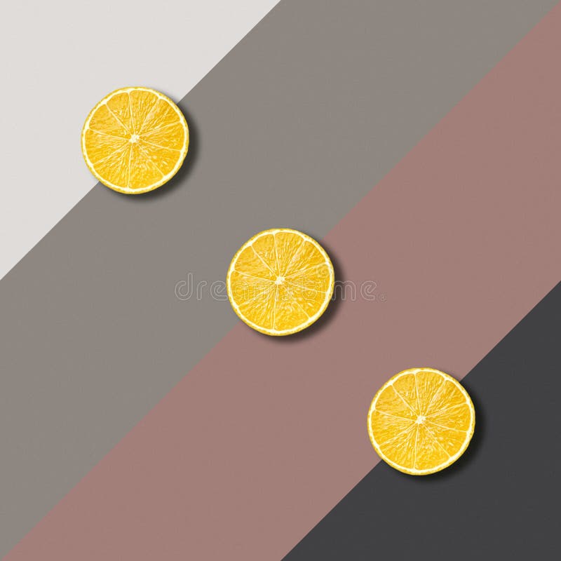 Image abstraite avec des tranches de citron sur le fond de couleur photos stock Image abstraite avec des tranches de citron sur le fond de couleur photos stock