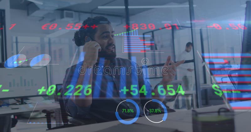 Image av behandling av finansiella data över leende man på kontoret med smartphone och dator royaltyfri fotografi