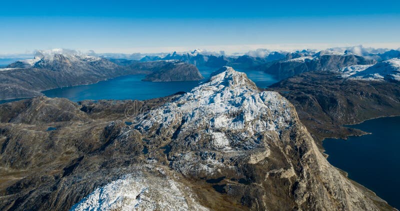 Image aérienne de bourdon de paysage de montagne de nature du Groenland près de Nuuk photos libres de droits