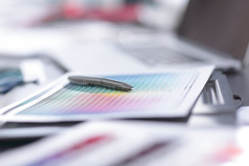 Image brouillée d'un modèle et d'un stylo sur le bureau du ` s de concepteur