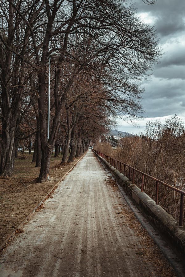 Obrázok - Mesto na Slovensku Nitra s riekou Nitra s mostom na pozadí - búrlivé počasie. Foto parku uprostred