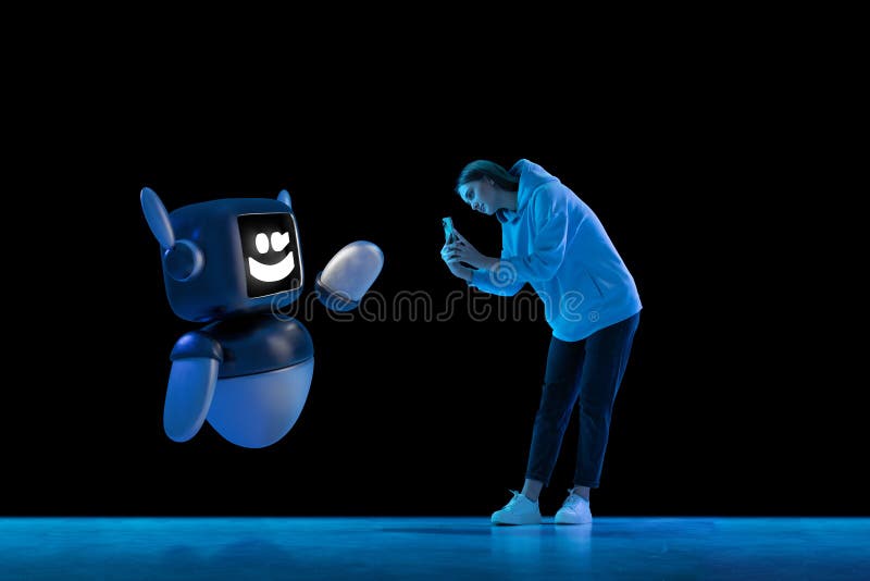 Image composite de la jeune femme interagissant avec le modèle 3D du robot photographiant un compagnon technologique amical. photographie stock libre de droits