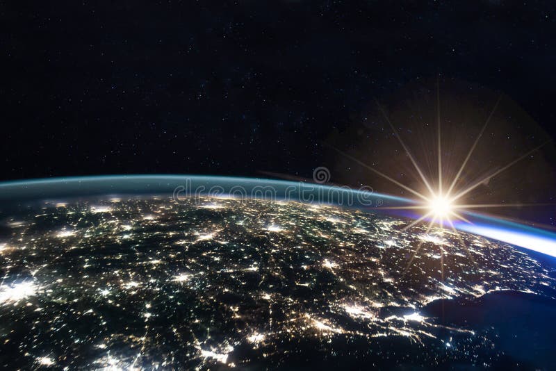 Image composite de la vue de la terre vue de l'espace avec les lumières des villes éclairées la nuit. Activités humaines g images stock