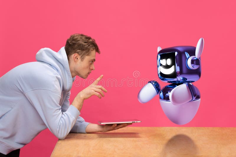 Image composite du jeune homme interagissant avec le modèle 3D du robot et de la tablette. Collaboration entre artificiels images stock