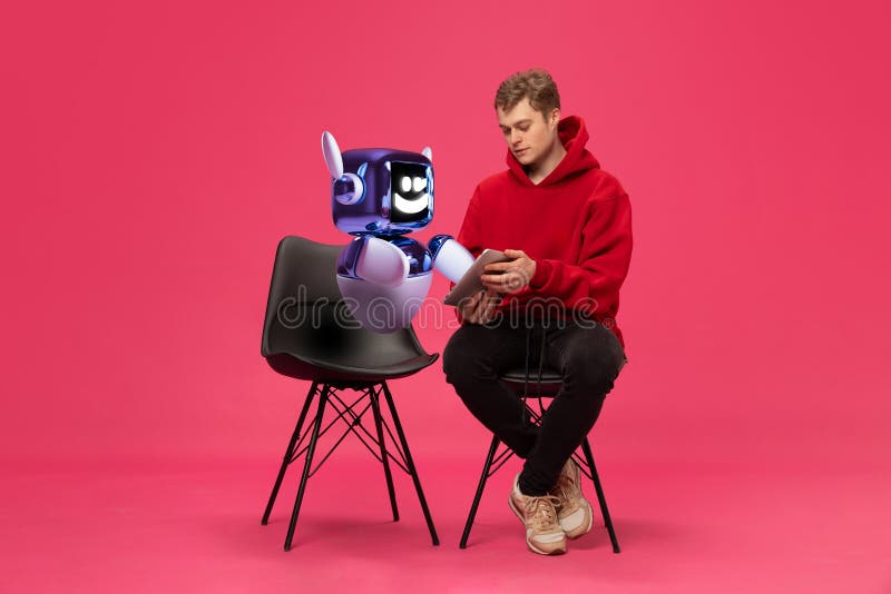 Image composite du jeune homme interagissant avec le modèle 3D du robot partage appareil numérique. Intégration transparente image libre de droits