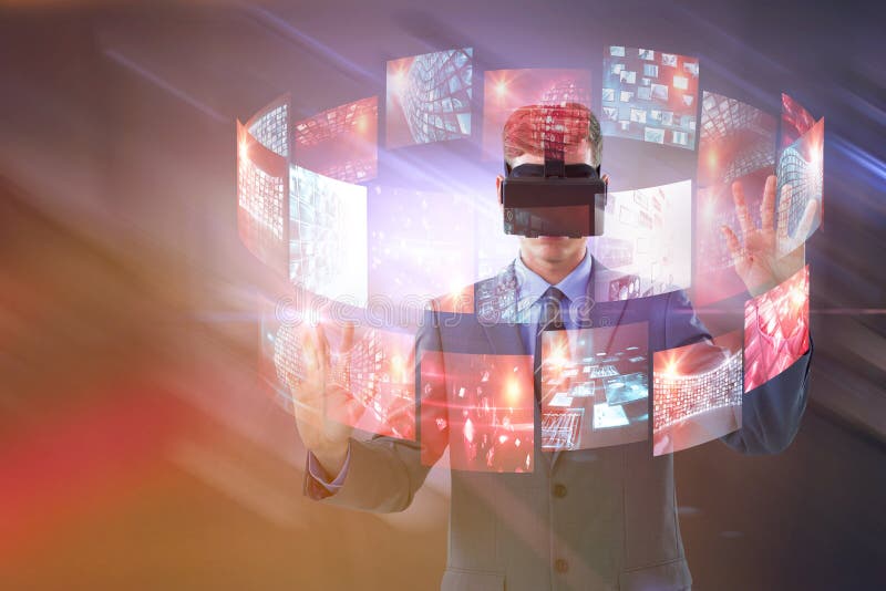 Image composée d'homme d'affaires utilisant le casque de réalité virtuelle photographie stock libre de droits Image composée d'homme d'affaires utilisant le casque de réalité virtuelle photographie stock libre de droits