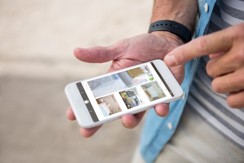 Image composée d'intérieur de maison sur l'écran mobile images stock Image composée d'intérieur de maison sur l'écran mobile images stock