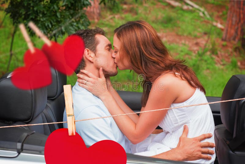 Image composée de beaux couples embrassant dans le siège arrière illustration stock Image composée de beaux couples embrassant dans le siège arrière illustration stock