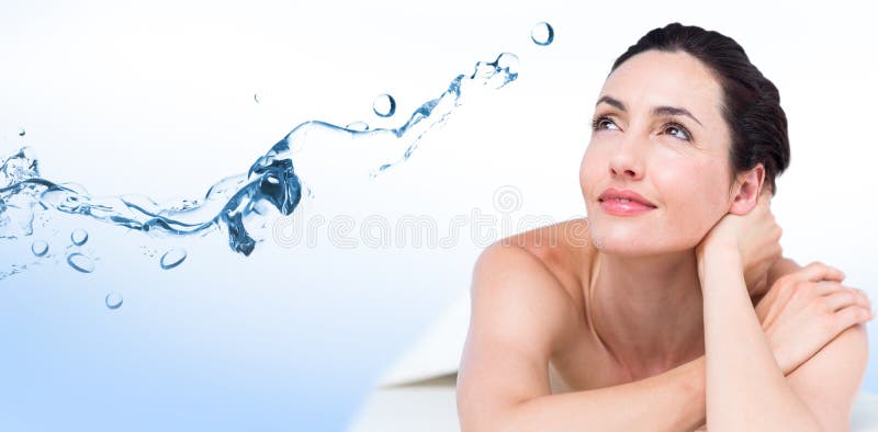 Image composée de brune de sourire détendant sur la table de massage images stock Image composée de brune de sourire détendant sur la table de massage images stock