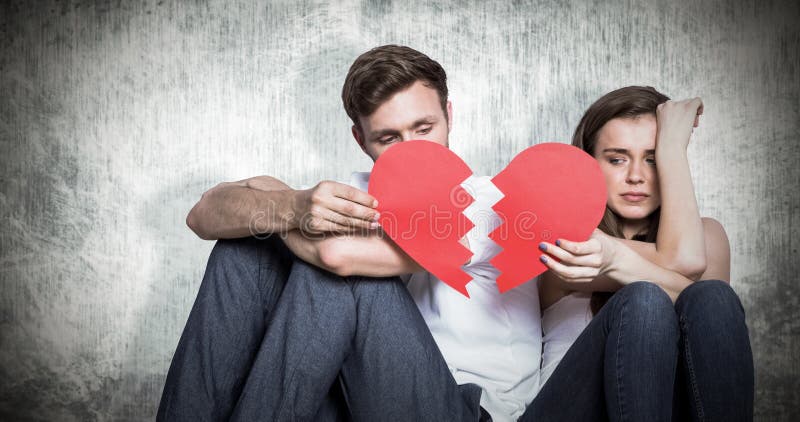 Image composée de jeunes couples tenant le coeur brisé images stock