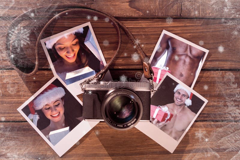 Image composée de jolie brune en cadeau d'ouverture d'équipement de Santa photographie stock Image composée de jolie brune en cadeau d'ouverture d'équipement de Santa photographie stock