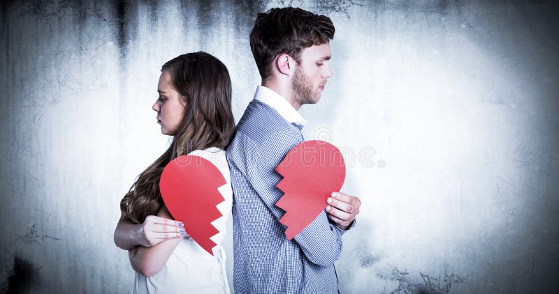 Image composée de la vue de côté de jeunes couples tenant le coeur brisé photographie stock libre de droits