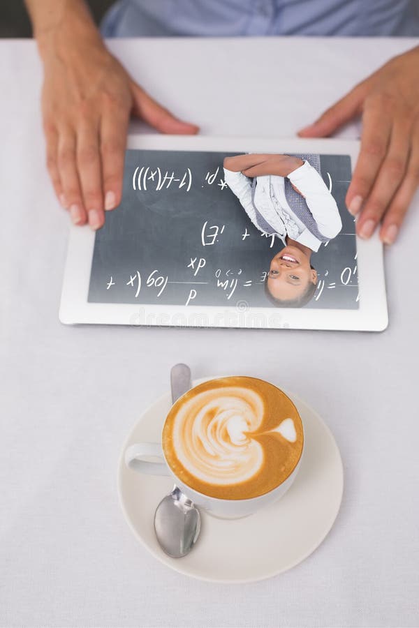 Image composée de plan rapproché de comprimé numérique et de café sur la table photos libres de droits