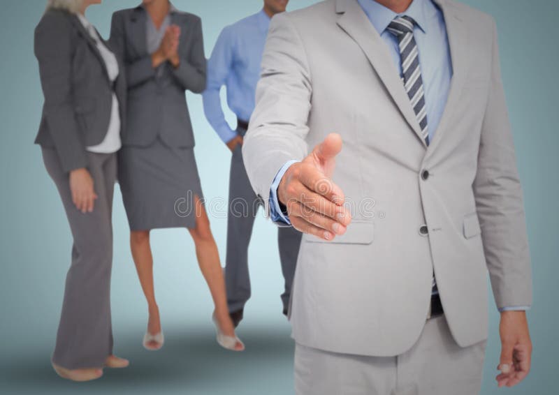 Image composée de poignée de main devant des gens d'affaires contre le backgrund bleu photographie stock Image composée de poignée de main devant des gens d'affaires contre le backgrund bleu photographie stock