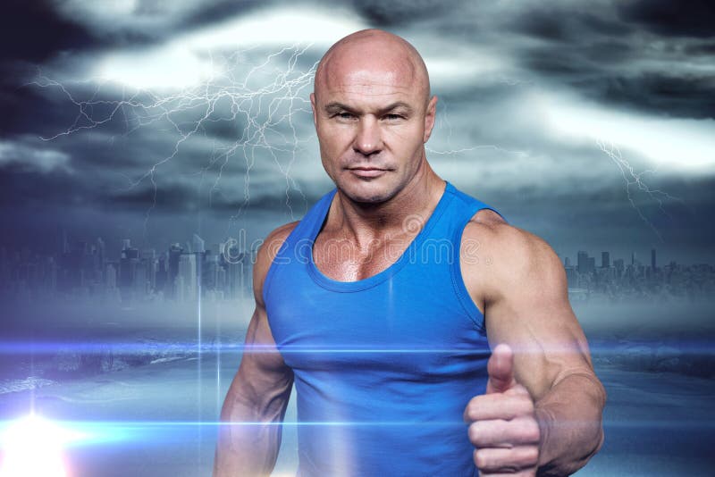 Image composée de portrait de l'homme musculaire sûr montrant des pouces photo stock Image composée de portrait de l'homme musculaire sûr montrant des pouces photo stock