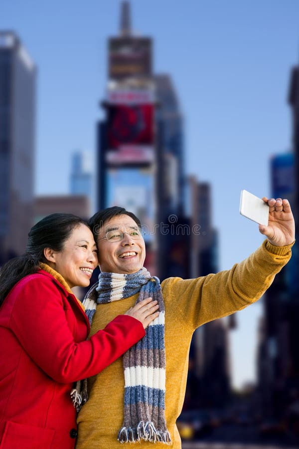 Image composée des couples asiatiques plus anciens sur le balcon prenant le selfie images libres de droits Image composée des couples asiatiques plus anciens sur le balcon prenant le selfie images libres de droits