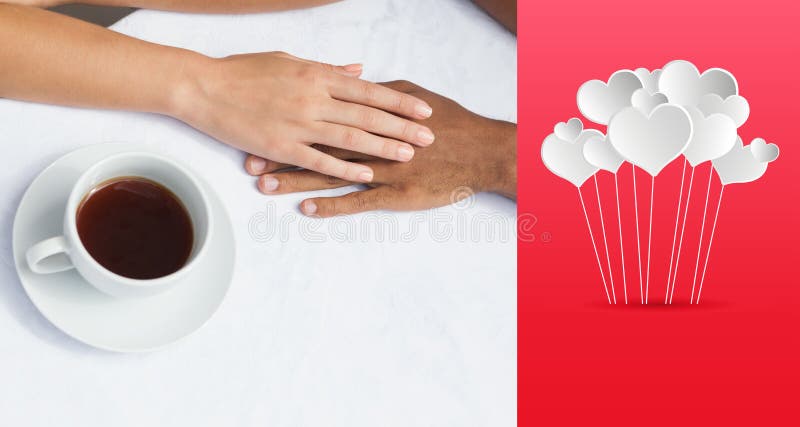 Image composée des couples ayant le café tenant ensemble des mains photos libres de droits Image composée des couples ayant le café tenant ensemble des mains photos libres de droits