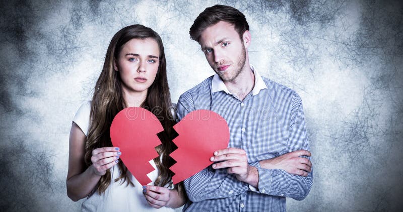 Image composée des couples tenant le coeur brisé image libre de droits