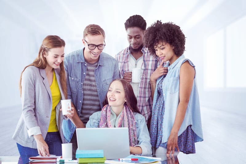 Image composée des étudiants de mode travaillant en équipe images stock Image composée des étudiants de mode travaillant en équipe images stock