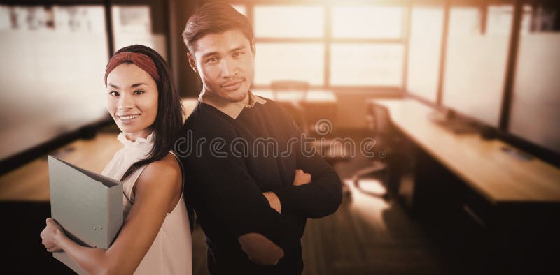 Image composée des étudiants posant avec les bras croisés de retour contre le dos images stock Image composée des étudiants posant avec les bras croisés de retour contre le dos images stock