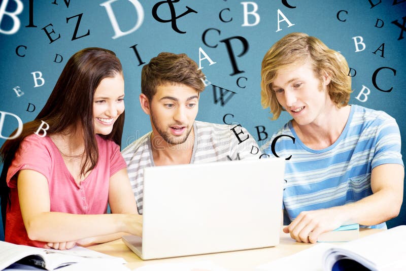 Image composée des étudiants universitaires à l'aide de l'ordinateur portable dans la bibliothèque images stock Image composée des étudiants universitaires à l'aide de l'ordinateur portable dans la bibliothèque images stock