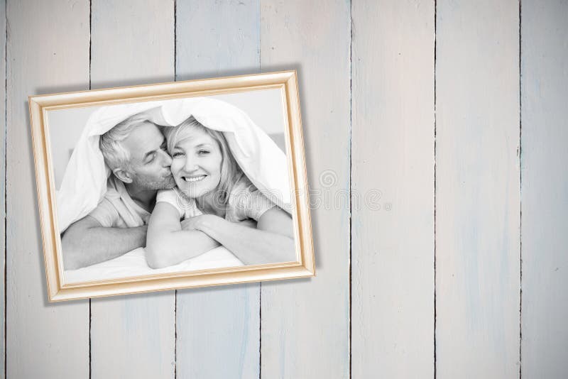 Image composée du plan rapproché de l'homme mûr embrassant la joue de la femme dans le lit photographie stock libre de droits Image composée du plan rapproché de l'homme mûr embrassant la joue de la femme dans le lit photographie stock libre de droits