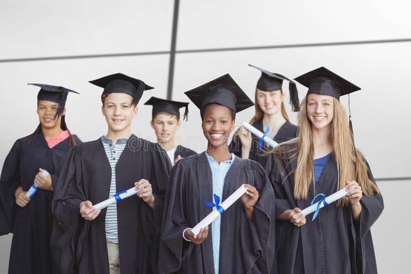 Image composée du portrait des étudiants tenant le degré photographie stock Image composée du portrait des étudiants tenant le degré photographie stock