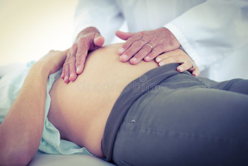 Image cultivée de femme de examen de pregnat de docteur dans l'hôpital photo stock Image cultivée de femme de examen de pregnat de docteur dans l'hôpital photo stock