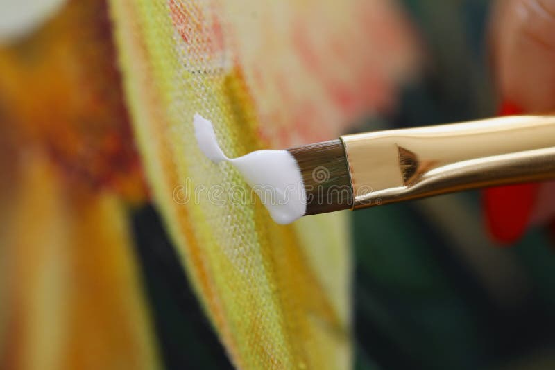 Close-up D'un Pinceau Sur Papier Avec De La Peinture