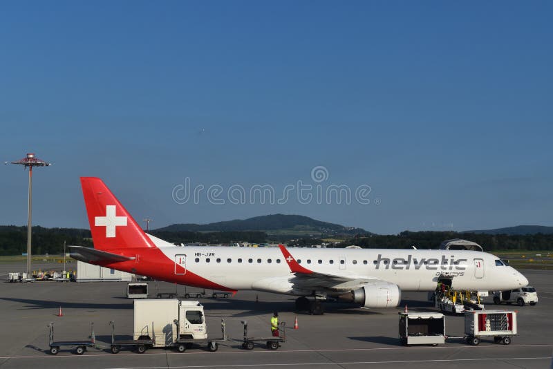 Image d'aiplane de Helvetic sous l'opération de logistique sur le macadam photos stock Image d'aiplane de Helvetic sous l'opération de logistique sur le macadam photos stock