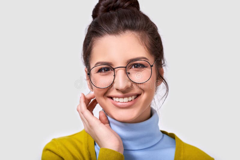 Image d'isolement de plan rapproché de jolie jeune femme, équipement occasionnel de sourire et de port et lunettes Brune caucasie photo stock Image d'isolement de plan rapproché de jolie jeune femme, équipement occasionnel de sourire et de port et lunettes Brune caucasie photo stock