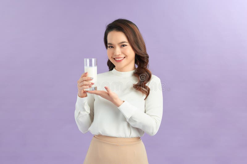 Image d'optimiste joyeuse jeune femme belle posant avec du lait photos stock
