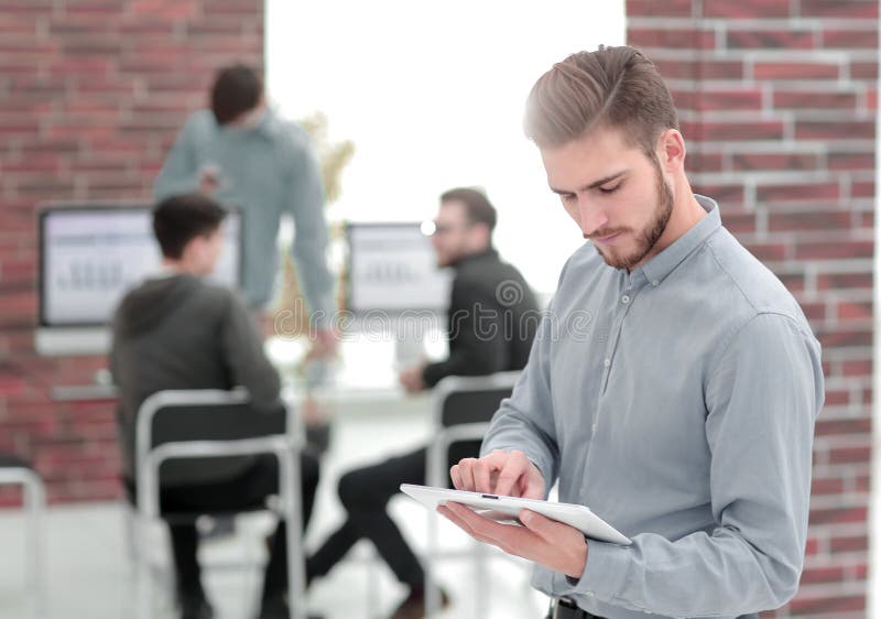 Image d'un homme d'affaires gai travaillant à un comprimé dans l'offic photos stock Image d'un homme d'affaires gai travaillant à un comprimé dans l'offic photos stock