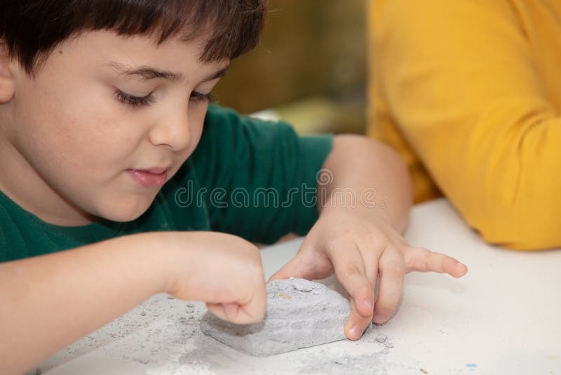 Petit Enfant Jouant Avec L'ensemble D'archéologie De Jouets