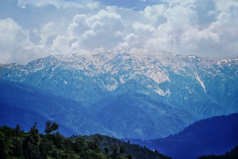 Image d'une montagne de l'Himalaya avec la neige et des nuages là-dessus images libres de droits Image d'une montagne de l'Himalaya avec la neige et des nuages là-dessus images libres de droits