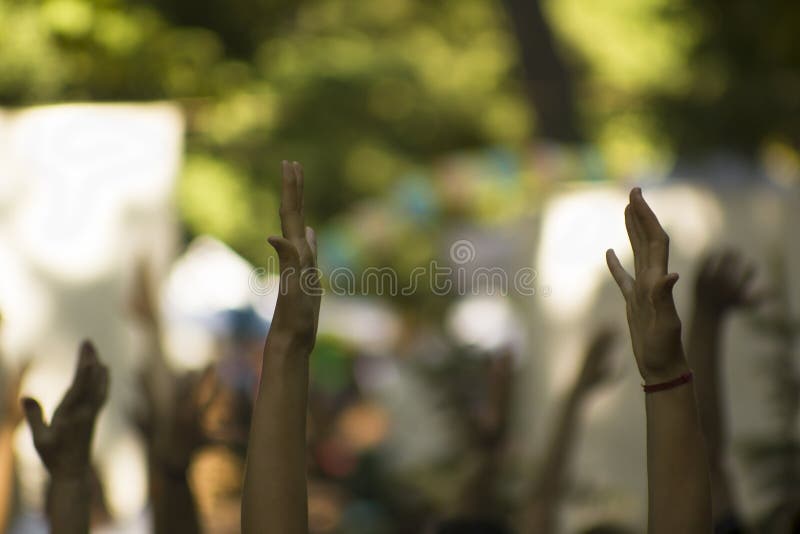 Image d'Unfocus avec le groupe de personnes avec des mains jusqu'au ciel en parc photographie stock libre de droits Image d'Unfocus avec le groupe de personnes avec des mains jusqu'au ciel en parc photographie stock libre de droits