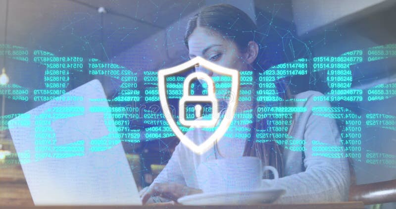 Image de cadenas dans les numéros de bouclier dans les points reliés à blockchain caucasia femme utilisant ordinateur portable images stock