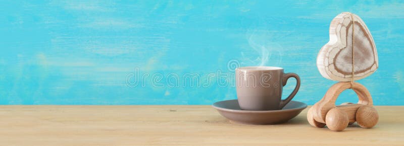 Image de café ou de thé chaud à côté de voiture de jouet avec le coeur au-dessus de la table en bois Concept de jour du ` s de pè photos libres de droits Image de café ou de thé chaud à côté de voiture de jouet avec le coeur au-dessus de la table en bois Concept de jour du ` s de pè photos libres de droits