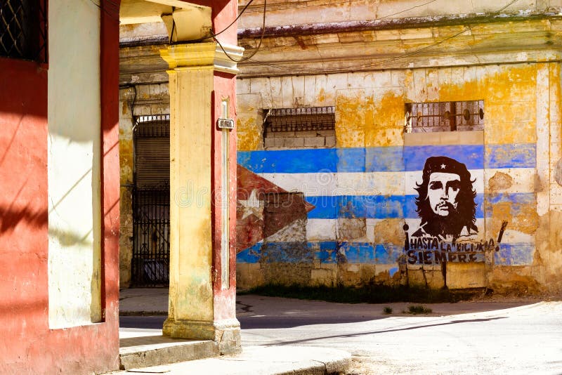 Image de Che Guevara et d'un drapeau cubain sur un vieux bâtiment à La Havane photographie stock Image de Che Guevara et d'un drapeau cubain sur un vieux bâtiment à La Havane photographie stock